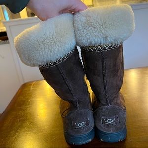 Chocolate brown Ugg boot with fur trim